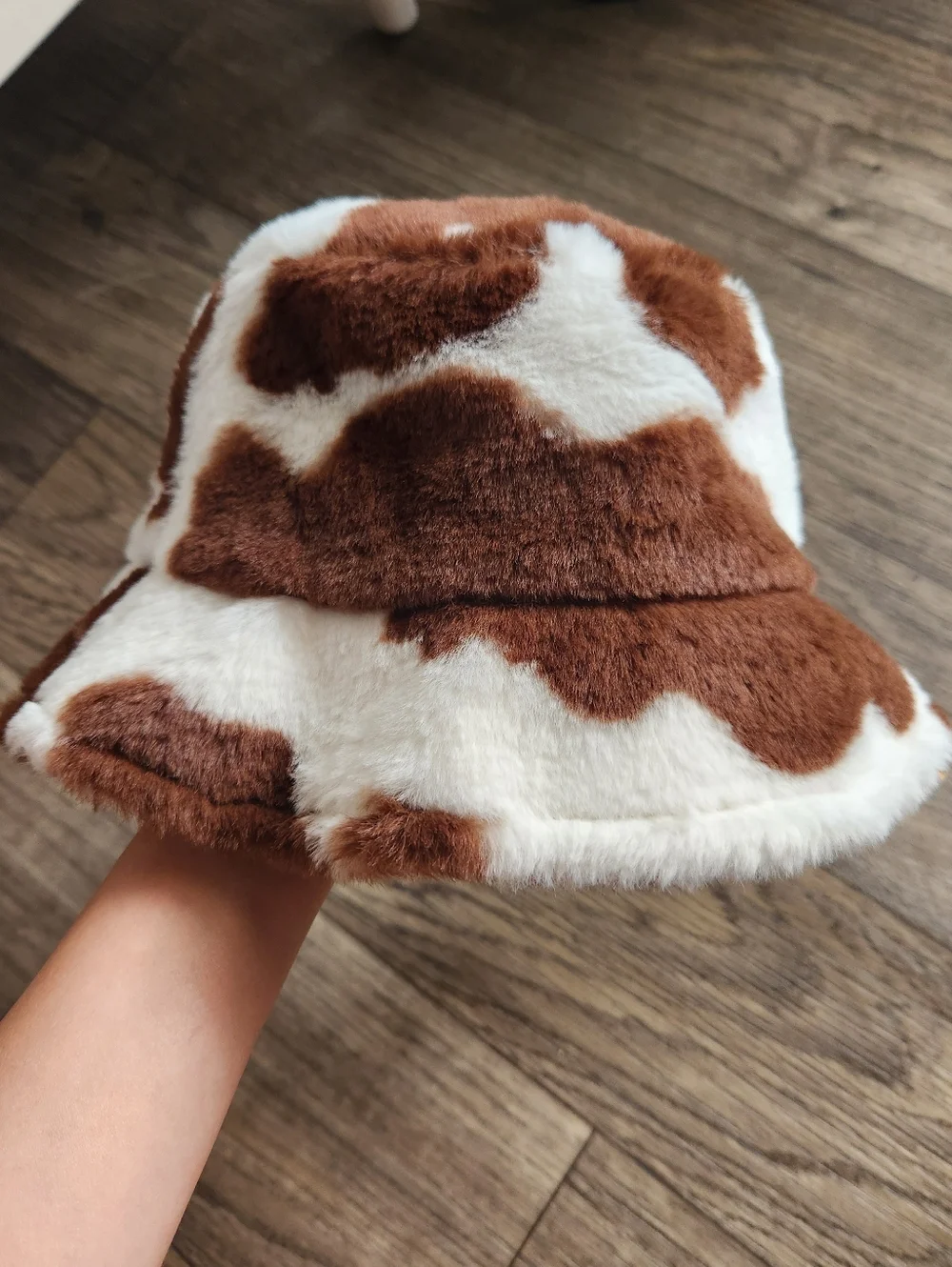 NWT Show Me Your MuMu Faux Fur Cow Print Bucket Hat in White & Brown - Picture 2 of 3